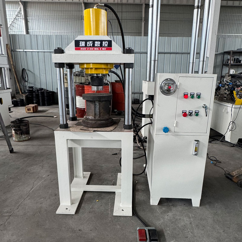 50T四柱兩梁液壓機，占地面積小，操作更方便