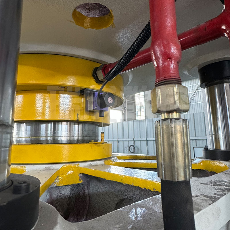 液壓機(jī)液壓缸細(xì)節(jié) 液壓機(jī)液壓缸細(xì)節(jié)